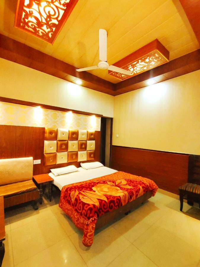 Hotel Revoli Amritsar Exteriör bild
